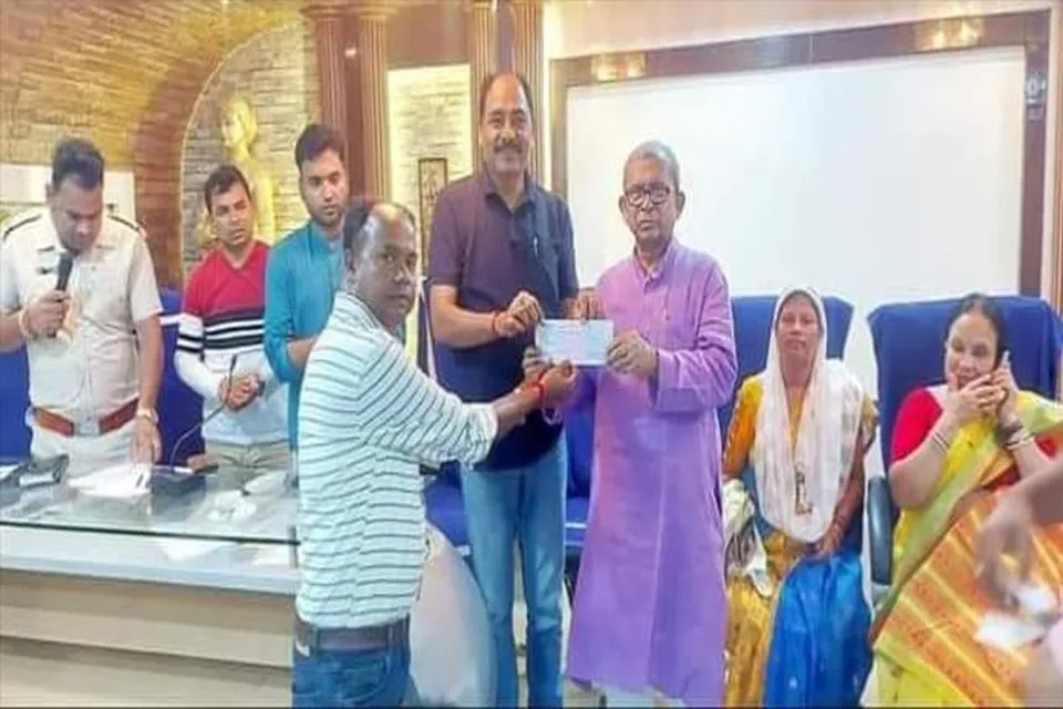 সবংয়ের পুজো কমিটিগুলোর হাতে তুলে দেওয়া হল চেক