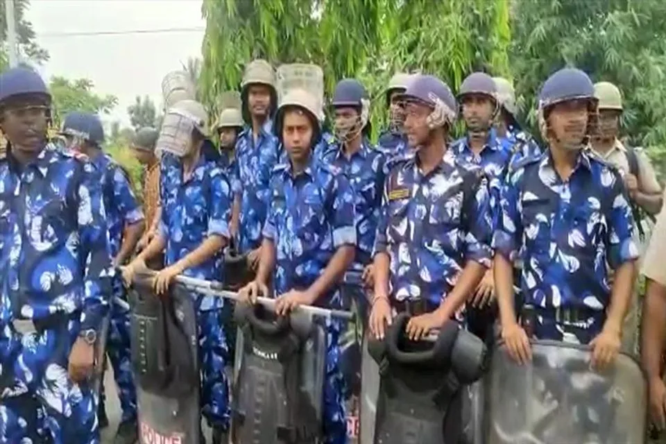 হাওড়ায় জাতীয় সড়কে পাহারায় পুলিশ, দেখুন ভিডিও