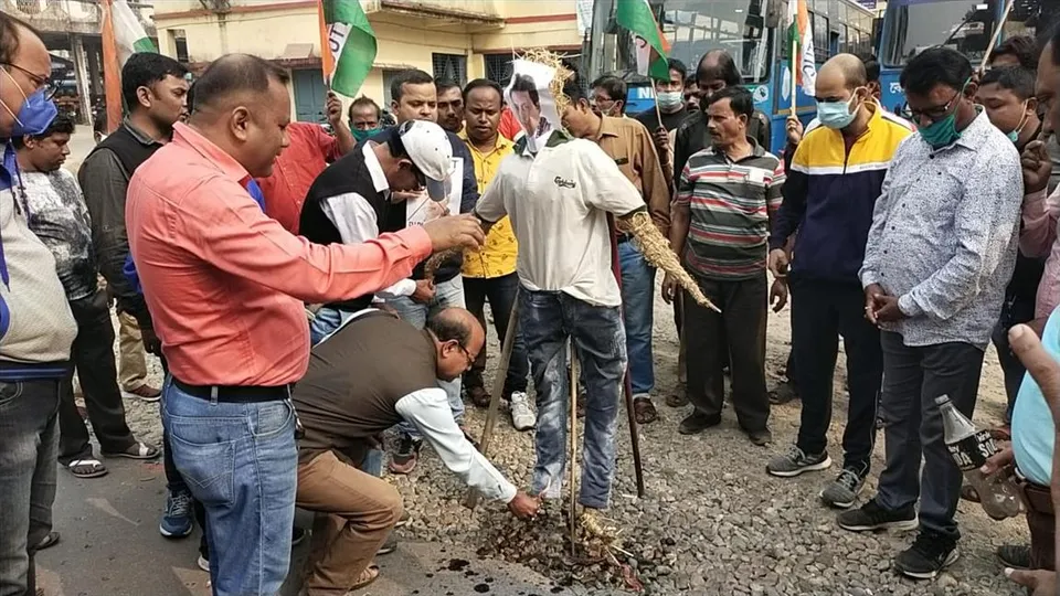 বিপ্লব দেবের কুশপুতুল দাহ করে বিক্ষোভ