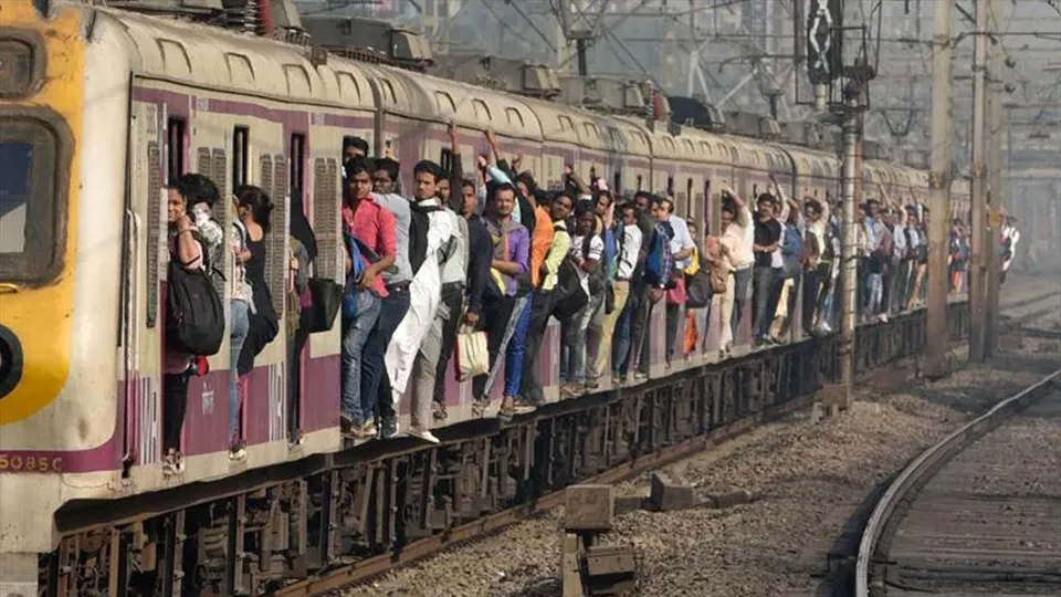 চলন্ত ভিড় ট্রেন থেকে পড়ে মৃত্যু যাত্রীর