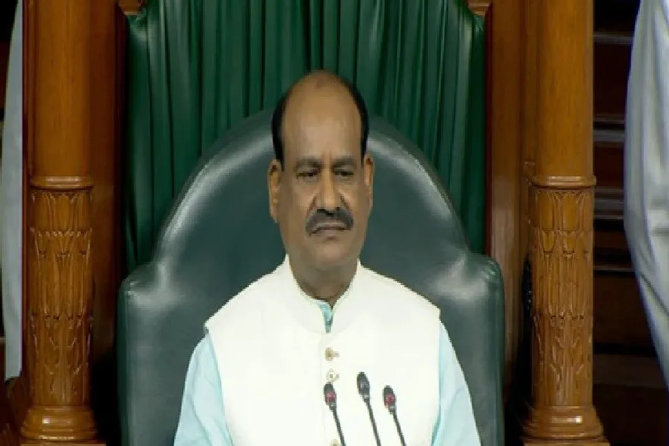 স্পিকারকে পাত্তা না দিয়েই বিরোধীদের স্লোগান, চরমে হট্টগোল, মুলতবি লোকসভা- দেখুন ভিডিও