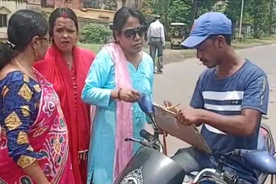 রাস্তার হাল ফেরাতে গণস্বাক্ষর সংগ্রহ তৃণমূলের