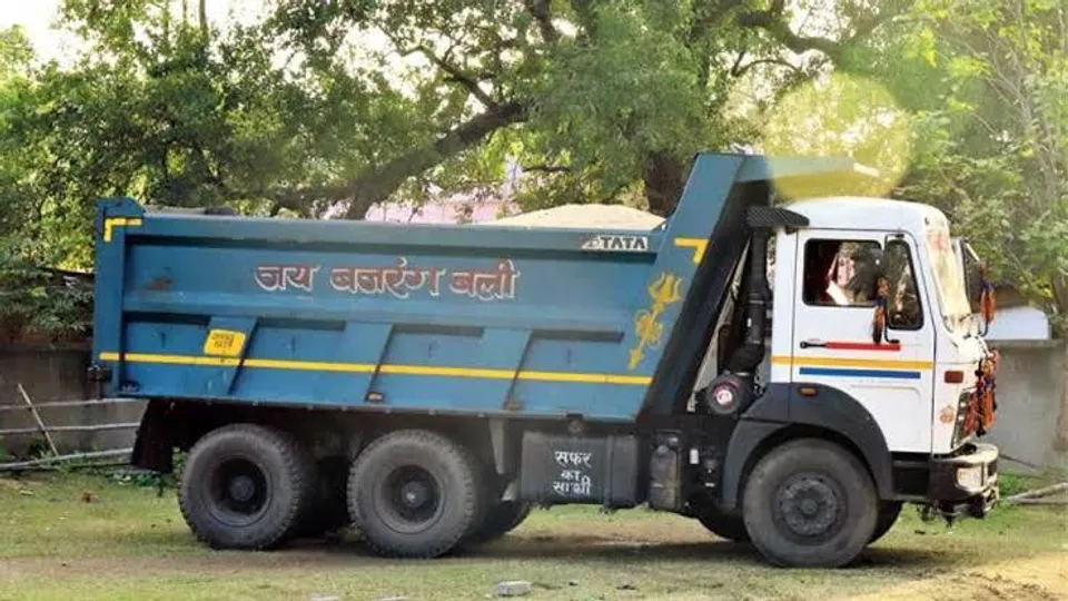 অবৈধ বালি-পাথর পাচারের অভিযোগে দুটি ট্র্যাক্টর আটক করল পুলিশ