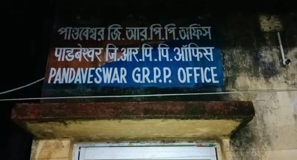 ট্রেন থেকে পড়ে যাওয়া ব্যাগ ও মোবাইল উদ্ধার করে ফেরত দিল রেল পুলিশ