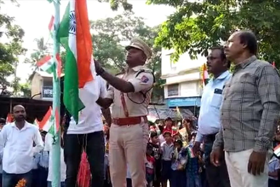 স্বাধীনতা দিবসে পতাকা উত্তোলন করলেন এসডিপিও