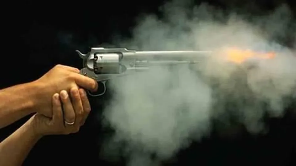 উৎসবের কলকাতায় চলল গুলি