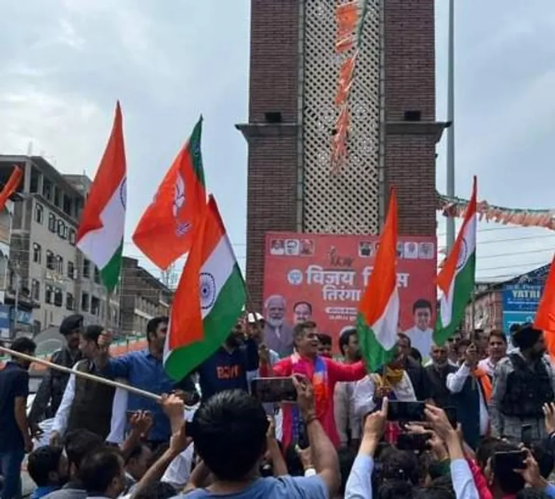 লাল চকে পতাকা উত্তোলন করলেন জম্মু-কাশ্মীরের বিজেপি প্রধান