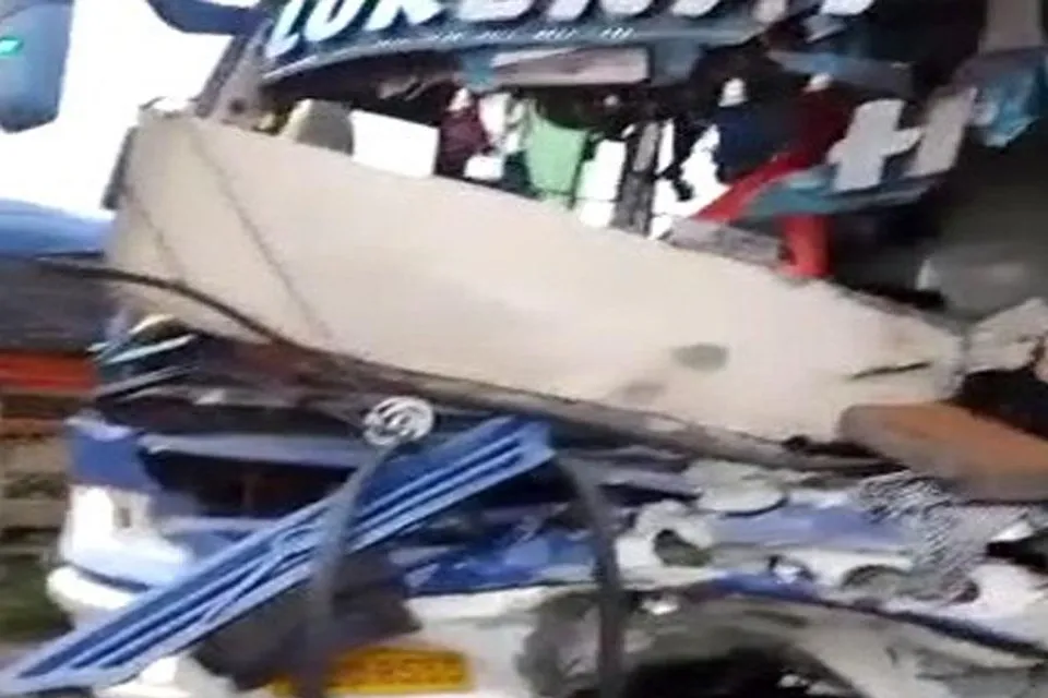 গয়াধাম যাওয়ার পথে বাস দূর্ঘটনায় মৃত ৩, আহত প্রায় ২০