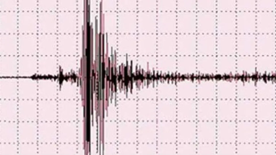 তীব্র ভূমিকম্পে কেঁপে উঠল ইন্দোনেশিয়া