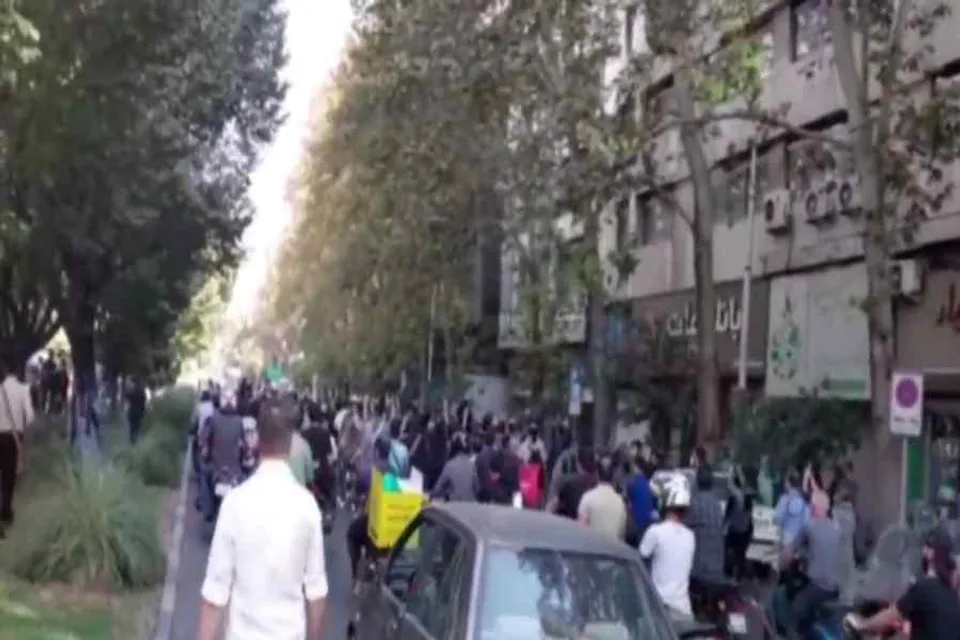 ইরানে শিক্ষার্থীদের বিক্ষোভে, যানজট বাড়ছে- দেখুন ভিডিও