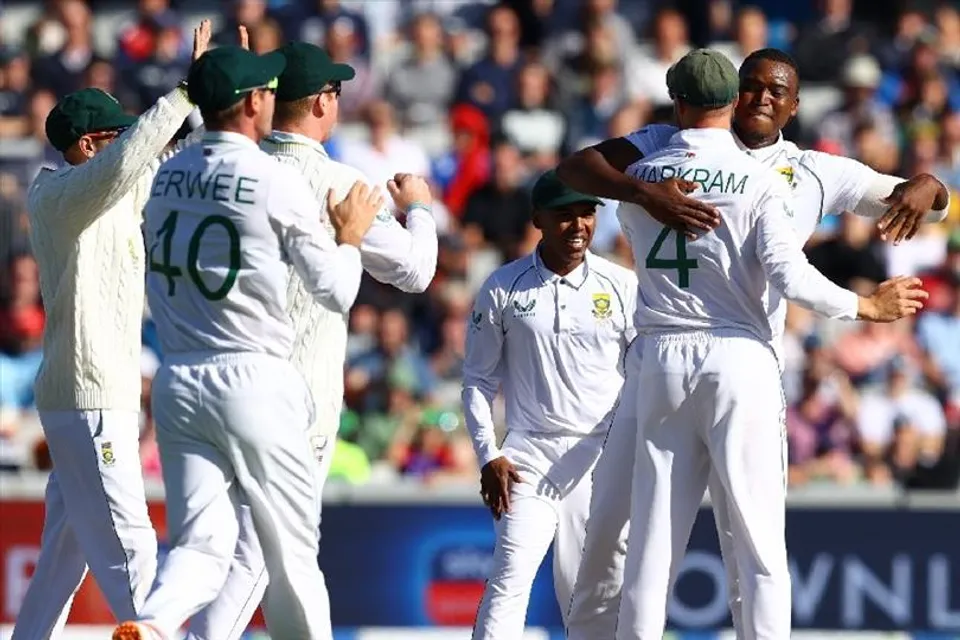 দক্ষিণ আফ্রিকার বিরুদ্ধে ঘুরে দাঁড়াচ্ছে ইংল্যান্ড