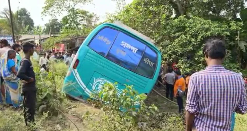 নিয়ন্ত্রণ হারিয়ে রাজ্য সড়কে উল্টে গেল যাত্রীবাহী বাস
