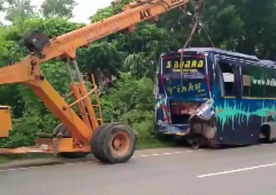দাঁড়িয়ে থাকা বাসে সজোরে ধাক্কা ট্রাকের, মৃত ৪ পরিযায়ী শ্রমিক
