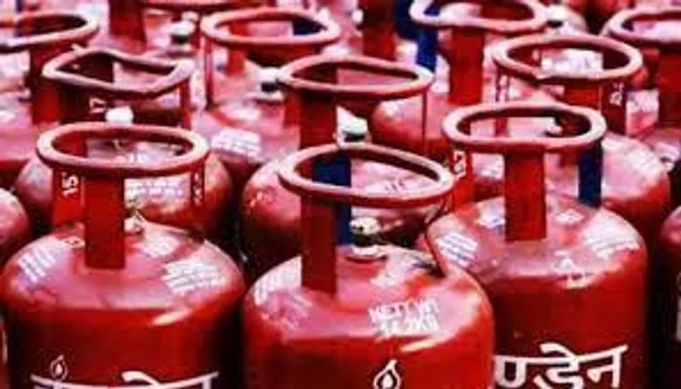 ফের ৫০ টাকা বাড়ল রান্নার গ্যাসের দাম