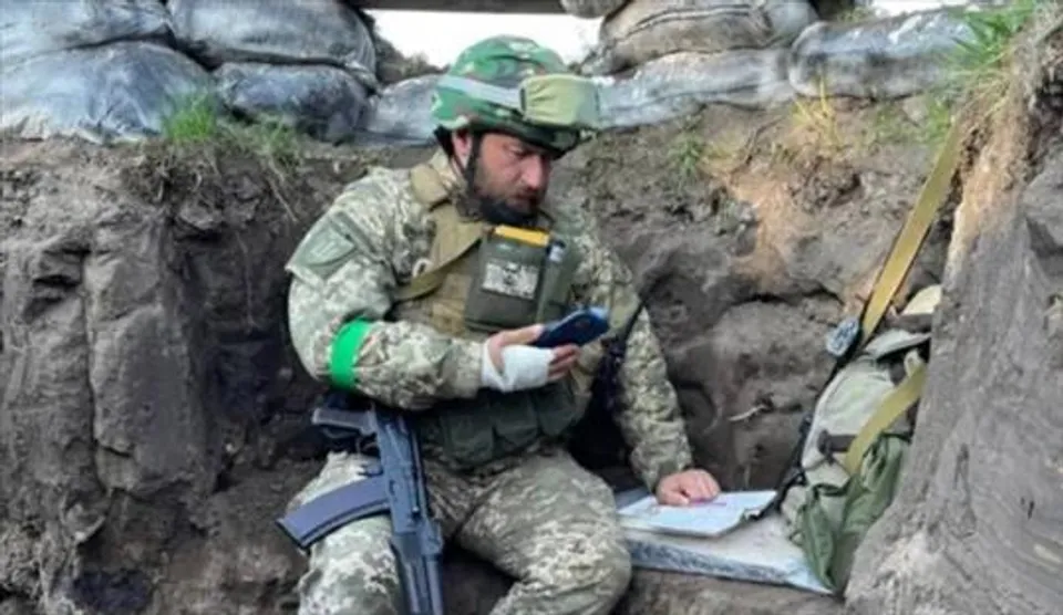 নজিরবিহীন! যুদ্ধক্ষেত্র থেকেই পড়ুয়াদের ক্লাস নিচ্ছেন ইউক্রেনীয় অধ্যাপক