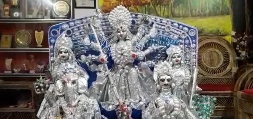 ওষুধের খাম দিয়ে দুর্গা প্রতিমা বানালেন কৃষ্ণগঞ্জের গৃহবধূ