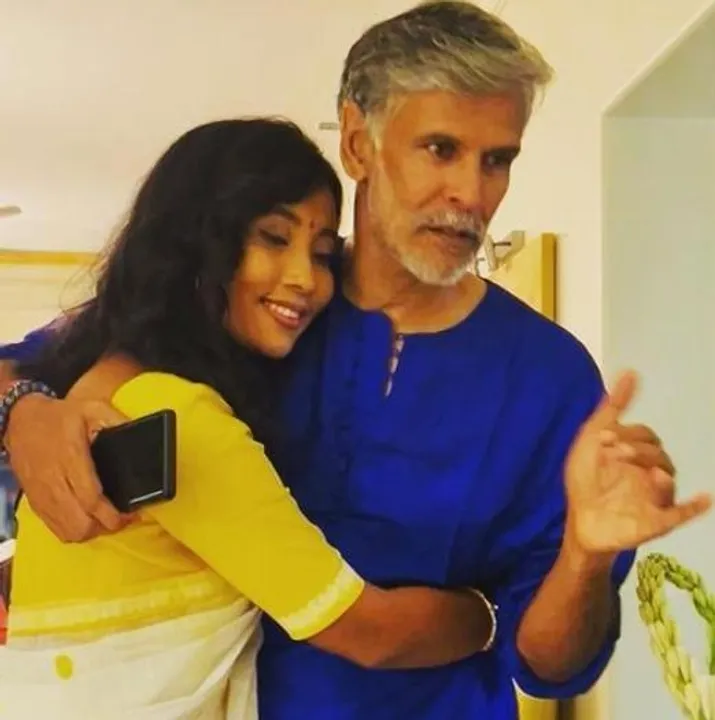 জন্মদিনের ছুটি উপোভোগ করতে স্ত্রীর সঙ্গে মালদ্বীপ সফরে মিলিন্দ সোমন