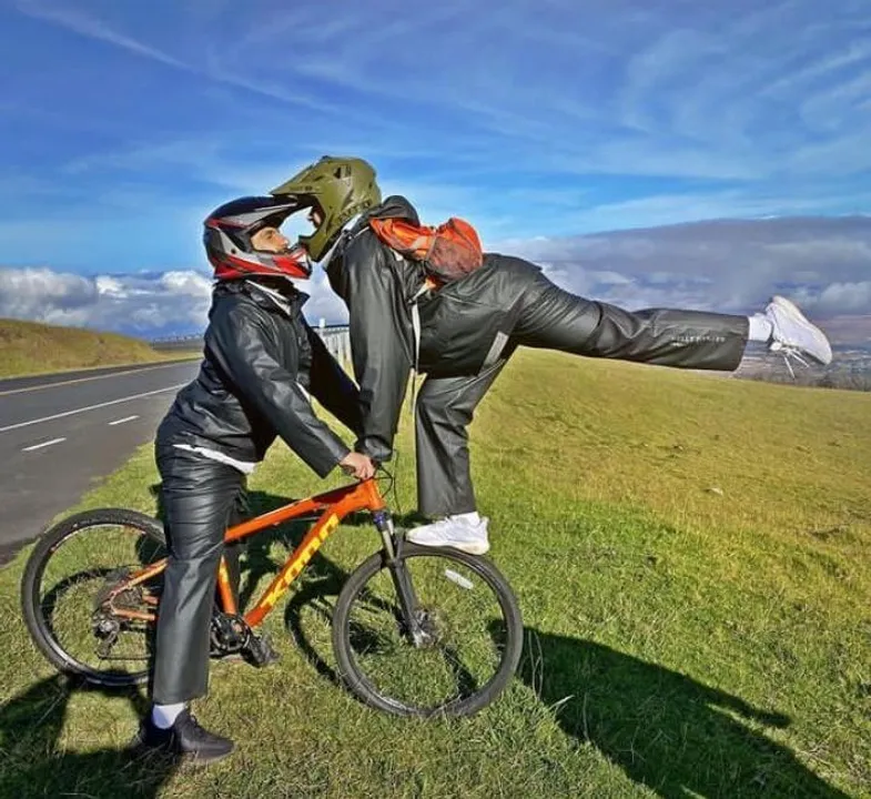 প্রকাশ্যে চুম্বন! দীপিকার সঙ্গে সেই ছবি ভাগ করলেন রণবীর সিং