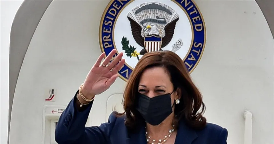 আফগান সংকটের মধ্যে এশিয়া সফর শুরু করলেন কমলা হ্যারিস