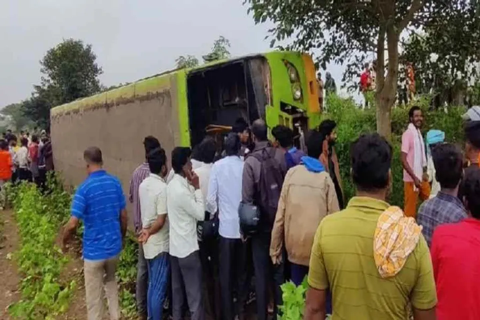 উল্টে গেল চলন্ত বাস