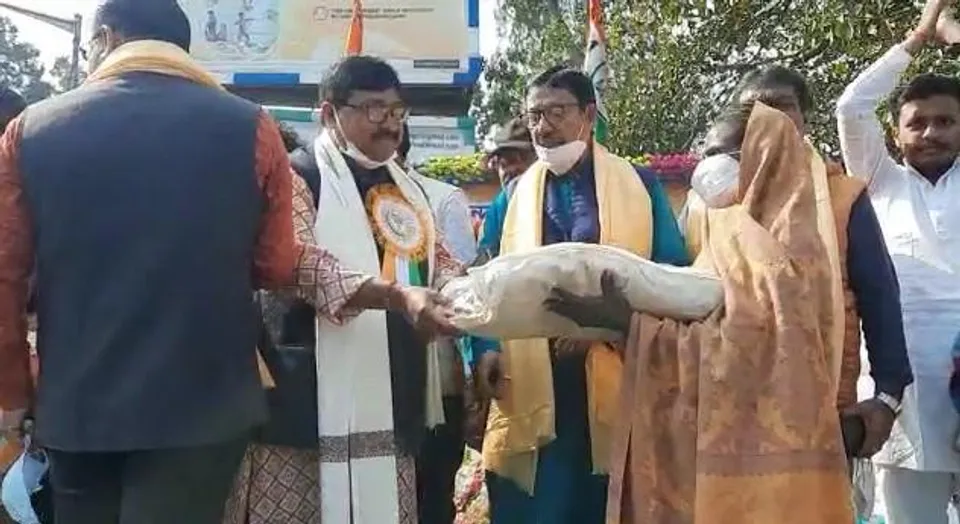 করোনা বিধিনিষেধ ভেঙে তৃণমূলের দেওয়া কম্বল নিতে হুড়োহুড়ি