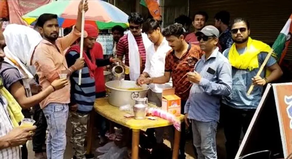 যুব তৃণমূলের ঠান্ডা জল, ওআরএস, শরবত বিতরণ, দেখুন ভিডিও