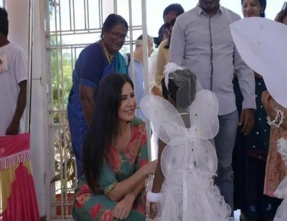 মায়ের স্কুলে ছাত্রীদের সঙ্গে নাচে মাতলেন ক্যাটরিনা কাইফ, দেখুন ভিডিও