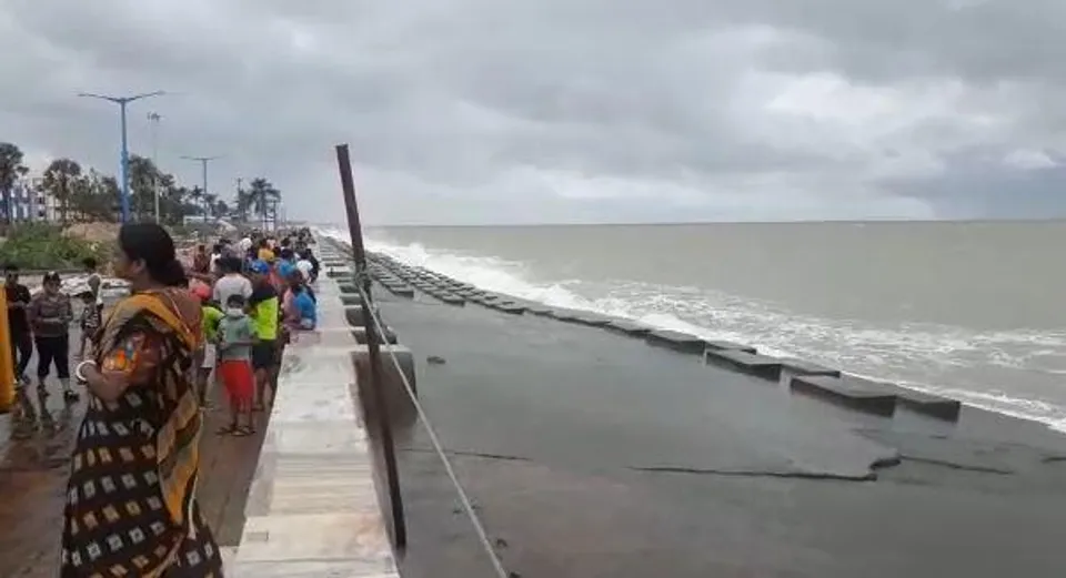 দীঘায় প্রবল জলোচ্ছাস, দেখুন ভিডিও