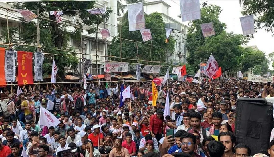 রাজ্যজোড়া দুর্নীতির প্রতিবাদে কলেজ স্ট্রিটে বিশাল ছাত্র সমাবেশ এসএফআইয়ের