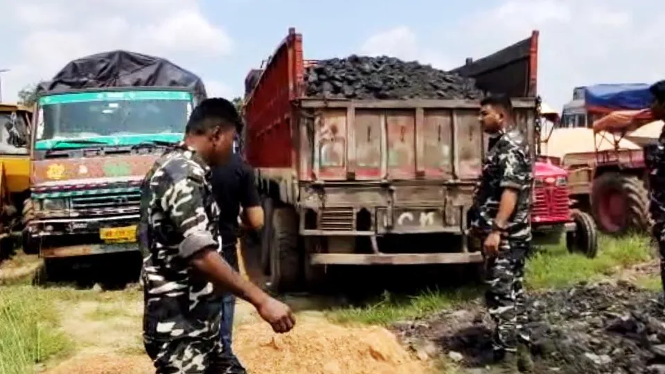 চার লরি কয়লা আটক করল পুলিশ