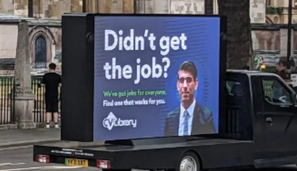 ঋষির ‘চাকরি হারানো’ নিয়ে বিজ্ঞাপন ব্রিটেনের রাস্তায়