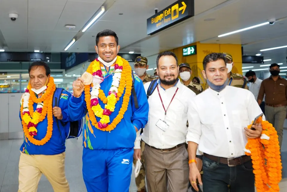 রাজকীয়ভাবে স্বাগত জানানো হল সুন্দর গুর্জর, অমিত সরোহাকে