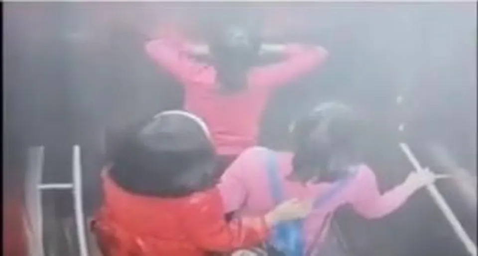 ৩০ মিনিট ধরে লিফটে আটকে তিন শিশু, দেখুন ভাইরাল সিসিটিভি-র ফুটেজ