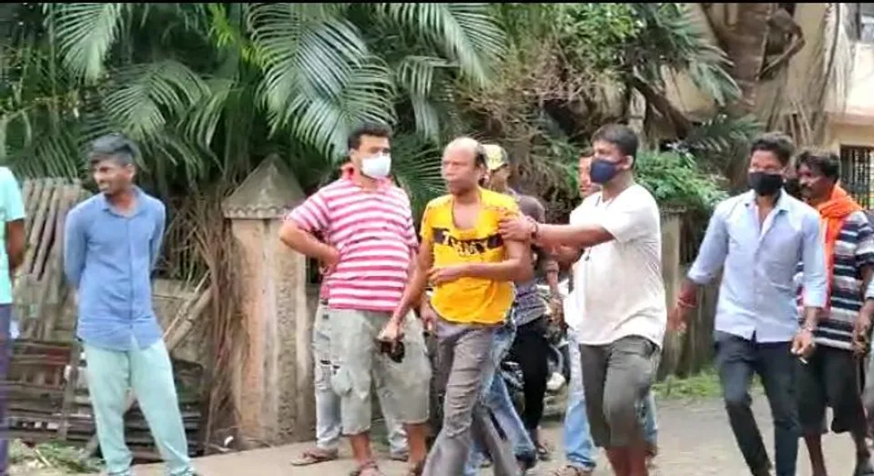 মোবাইল ছিনতাই করতে যাওয়া যুবককে ধরে পুলিশে দিল জনতা