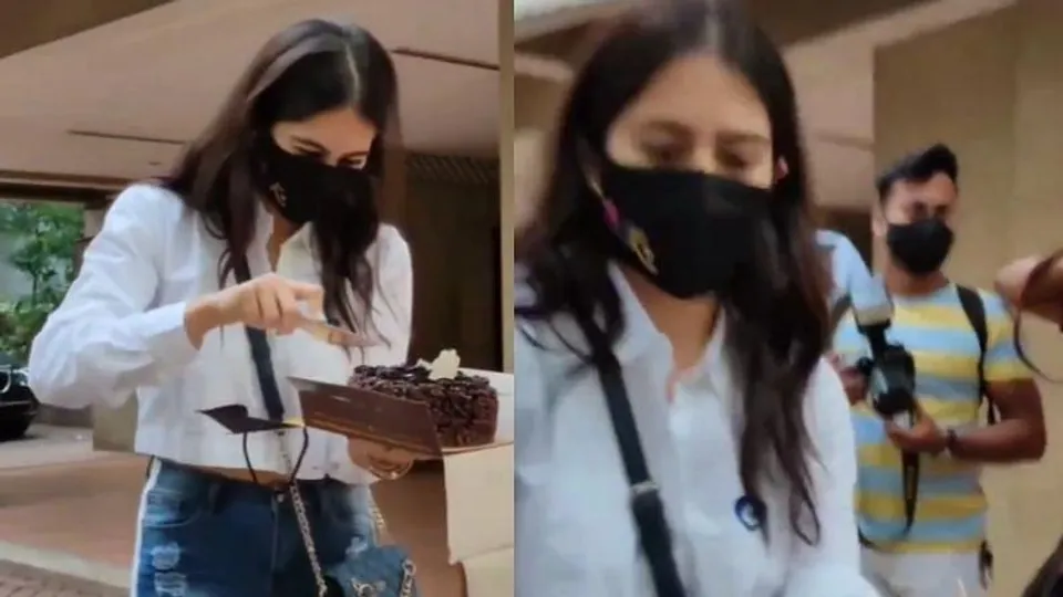 রাস্তাতেইও কেক কেটে জন্মদিন পালন সারার