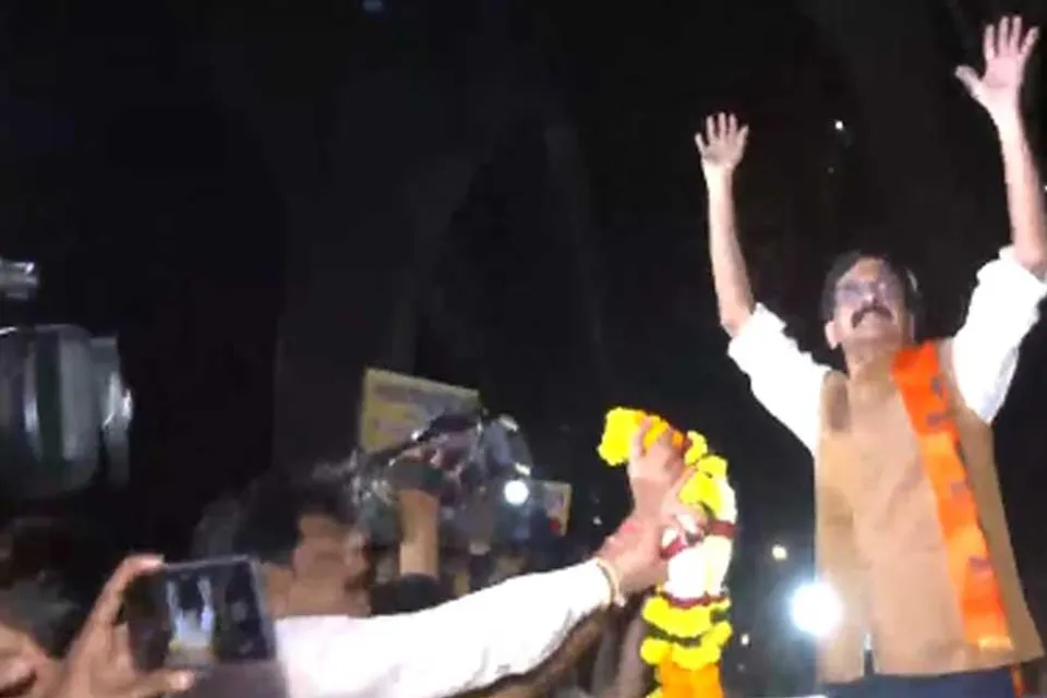 জামিন পাওয়ার পর কারা মুক্ত সঞ্জয় রাউত