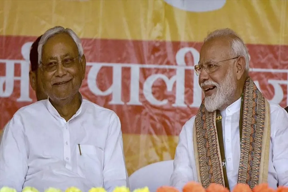 মোদীর পায়ে পড়েছিলেন নীতীশ!