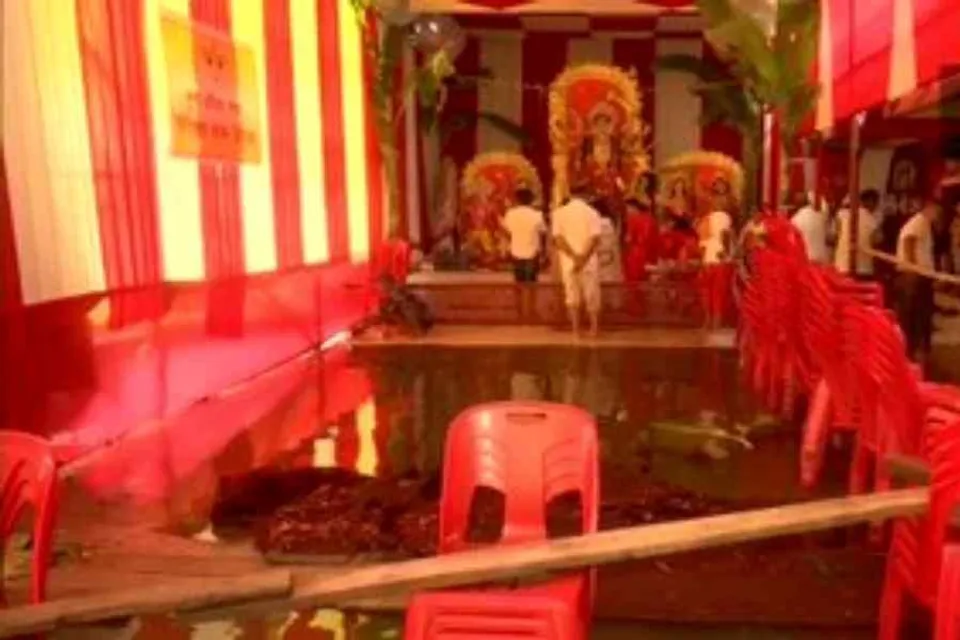 ভারি বর্ষণে জলমগ্ন দূর্গা পুজো প্যান্ডেল