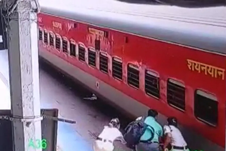 দুই মহিলা RPF কর্মীর তৎপরতায় রক্ষা পেলেন যাত্রী
