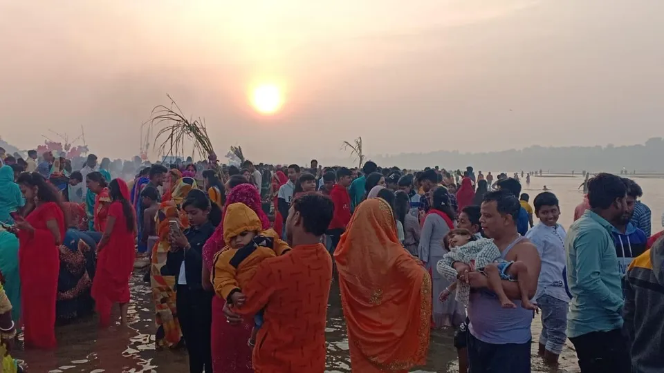 সকালে ছটবর্তীরা সূর্যপ্রণাম করে সম্পন্ন করল ছট পূজো, আসানসোল শিল্পাঞ্চলে