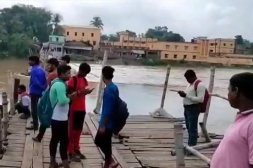 নদীতে জল বাড়তেই সাঁকো ভেঙে বিপত্তি