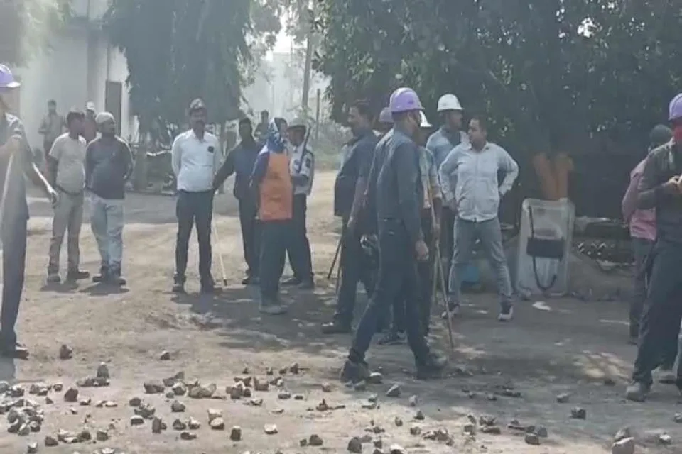 পুলিশের লাঠিচার্জের বিরুদ্ধে পথ অবরোধ করে বিক্ষোভ