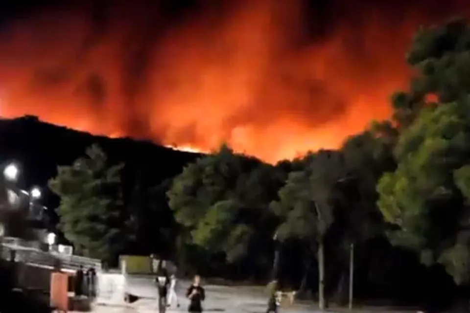 স্পেনে দাউদাউ করে জ্বলছে বনভূমি, যেকোনো  মুহূর্তে লোকালয়ে আগুন প্রবেশের সম্ভাবনা