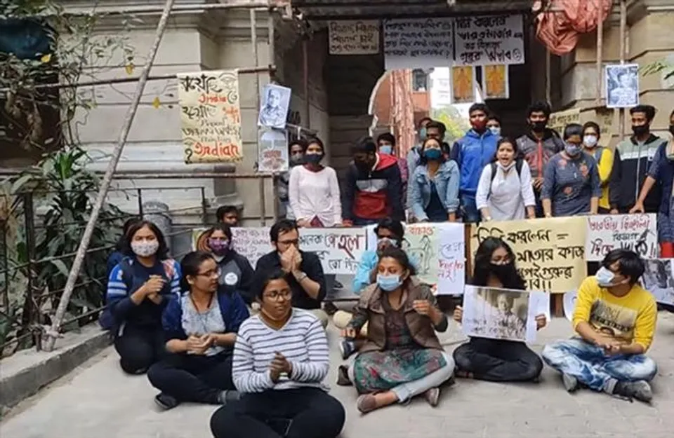 ছাত্র বিক্ষোভে উত্তপ্ত সরকারি আর্ট কলেজ