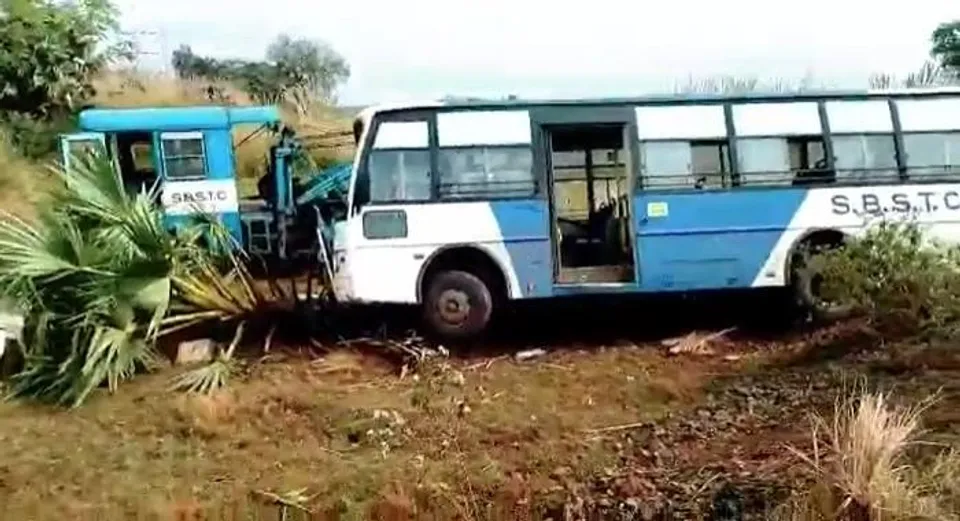 নিয়ন্ত্রণ হারিয়ে গাছে ধাক্কা সরকারি বাসের