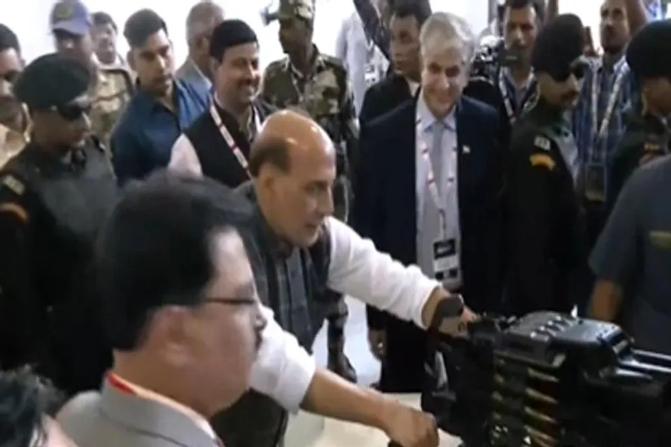 বিভিন্ন অস্ত্র ও গোলাবারুদ পরিদর্শন করলেন রাজনাথ সিং