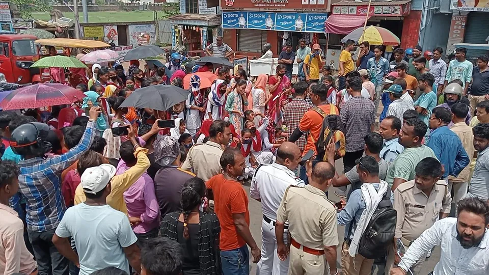 উচ্চমাধ্যমিকে ফেল, রানীগঞ্জে বিক্ষোভ