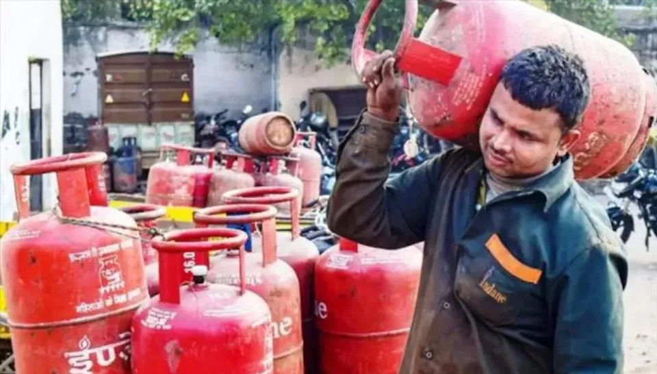 ফের বাড়ল ঘরোয়া রান্নার গ্যাসের দাম! জানুন দিল্লিতে এলপিজি সিলিন্ডারের নয়া দর