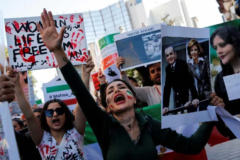 মহিলাদের যৌনাঙ্গ লক্ষ্য করে গুলি!