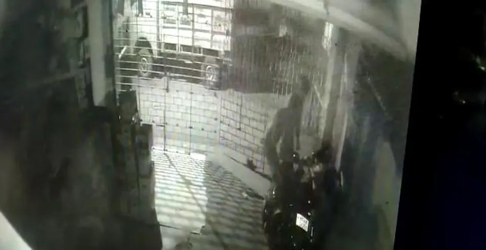 ভোর রাতে ডেবরা বাজার এলাকায় ব্যাটারির দোকানে চুরি